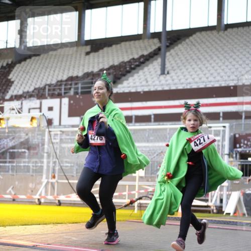 07.12.2025 - St. Pauli X-Mass-Run No. 15 Patografie http://msf.ph/oto/9391449 07.12.2025 10:34:43 Ziel 137, 493, 578, 4276, 4277, 4309, 4310, 4316, 4317, 4336, 4337 meine-sportfotos.de