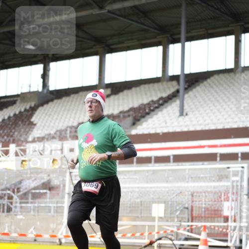 07.12.2025 - St. Pauli X-Mass-Run No. 15 Patografie http://msf.ph/oto/9391542 07.12.2025 10:37:46 Ziel 3069, 4872 meine-sportfotos.de