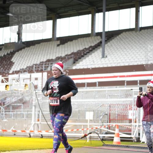 07.12.2025 - St. Pauli X-Mass-Run No. 15 Patografie http://msf.ph/oto/9391552 07.12.2025 10:38:27 Ziel 2078, 2085 meine-sportfotos.de