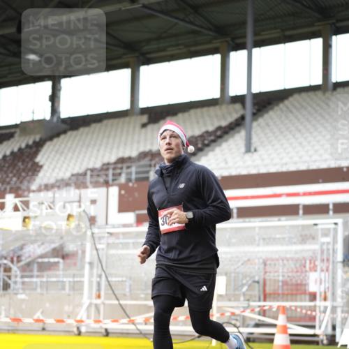 07.12.2025 - St. Pauli X-Mass-Run No. 15 Patografie http://msf.ph/oto/9391555 07.12.2025 10:38:36 Ziel 2078, 2085, 3058, 3061 meine-sportfotos.de