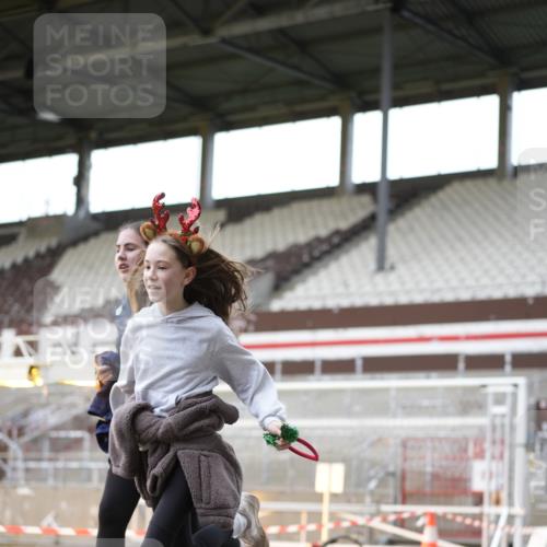 07.12.2025 - St. Pauli X-Mass-Run No. 15 Patografie http://msf.ph/oto/9391673 07.12.2025 10:41:12 Ziel 449, 545, 575, 1153, 2330, 2331, 3047, 3951, 4617 meine-sportfotos.de
