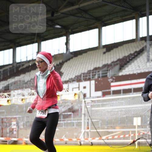 07.12.2025 - St. Pauli X-Mass-Run No. 15 Patografie http://msf.ph/oto/9391761 07.12.2025 10:42:41 Ziel 519, 598, 604, 625, 1358, 1434, 1758, 2012, 2061, 2155, 2621, 2622, 4394, 4594, 4857 meine-sportfotos.de