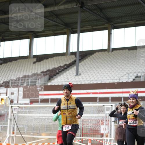 07.12.2025 - St. Pauli X-Mass-Run No. 15 Patografie http://msf.ph/oto/9391764 07.12.2025 10:42:52 Ziel 296, 598, 604, 1758, 2336, 2337, 2802, 2901, 3381, 4161, 4621, 4857 meine-sportfotos.de