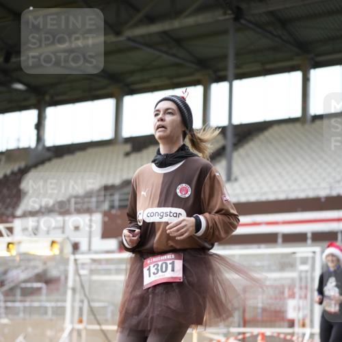 07.12.2025 - St. Pauli X-Mass-Run No. 15 Patografie http://msf.ph/oto/9391777 07.12.2025 10:43:03 Ziel 296, 1301, 1814, 1936, 2052, 2053, 2336, 2337, 2761, 2762, 2802, 2901, 3381, 4161, 4621 meine-sportfotos.de