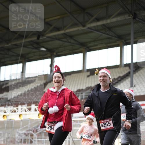 07.12.2025 - St. Pauli X-Mass-Run No. 15 Patografie http://msf.ph/oto/9391819 07.12.2025 10:43:50 Ziel 1913, 2499, 2767, 2950, 2955, 3100, 4095, 4096, 4254, 4255 meine-sportfotos.de