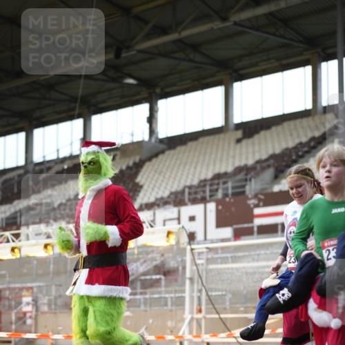 07.12.2025 - St. Pauli X-Mass-Run No. 15 Patografie http://msf.ph/oto/9391893 07.12.2025 10:45:16 Ziel 82, 401, 430, 467, 631, 636, 1096, 1245, 1419, 2086, 2158, 2220, 2355, 2356, 2524, 2525, 2535, 2926, 2934, 3350 meine-sportfotos.de