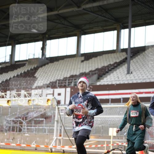 07.12.2025 - St. Pauli X-Mass-Run No. 15 Patografie http://msf.ph/oto/9392084 07.12.2025 10:48:05 Ziel 472, 876, 1195, 2028, 2146, 2147, 2339, 2501, 3018, 3598, 4229 meine-sportfotos.de