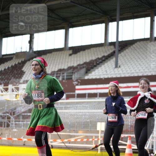 07.12.2025 - St. Pauli X-Mass-Run No. 15 Patografie http://msf.ph/oto/9392135 07.12.2025 10:48:37 Ziel 233, 290, 590, 592, 633, 935, 1009, 1087, 1188, 1189, 1515, 1516, 1517, 1521, 1895, 2268, 2269, 3017, 3019, 3346, 4598 meine-sportfotos.de