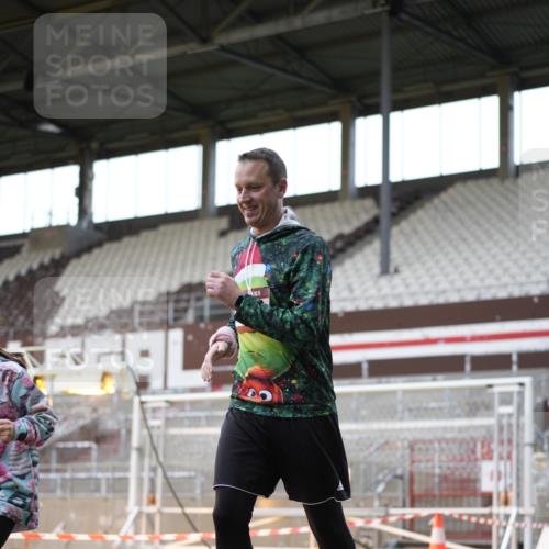 07.12.2025 - St. Pauli X-Mass-Run No. 15 Patografie http://msf.ph/oto/9392169 07.12.2025 10:49:13 Ziel 191, 194, 471, 1155, 1273, 1274, 1370, 1372, 1663, 2764, 2765, 2921, 2933, 3366, 3369 meine-sportfotos.de