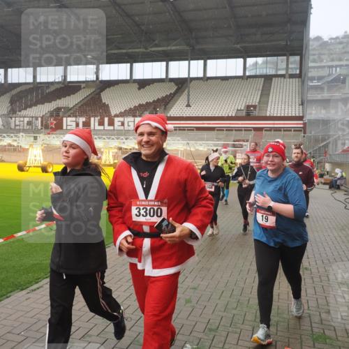 07.12.2025 - St. Pauli X-Mass-Run No. 15 Fabian Wolf http://msf.ph/oto/9392227 07.12.2025 10:09:01 Ziel 19, 390, 786, 789, 1176, 1461, 1465, 1570, 1575, 1576, 2126, 2521, 3300, 3484, 3891, 3904, 3907, 4066, 4067, 4068 meine-sportfotos.de