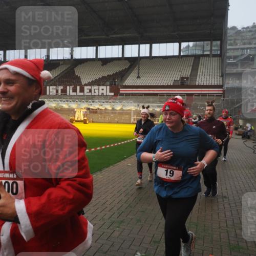 07.12.2025 - St. Pauli X-Mass-Run No. 15 Fabian Wolf http://msf.ph/oto/9392229 07.12.2025 10:09:02 Ziel 19, 390, 786, 1176, 1461, 1465, 1570, 1575, 1576, 2126, 2521, 3300, 3484, 3891, 3904, 3907, 4066, 4067, 4068, 4113 meine-sportfotos.de