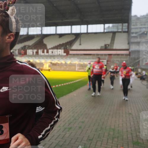 07.12.2025 - St. Pauli X-Mass-Run No. 15 Fabian Wolf http://msf.ph/oto/9392237 07.12.2025 10:09:03 Ziel 19, 786, 1176, 1461, 1465, 1570, 1575, 1576, 2126, 3300, 3484, 3891, 3904, 3907, 4066, 4067, 4068, 4113 meine-sportfotos.de