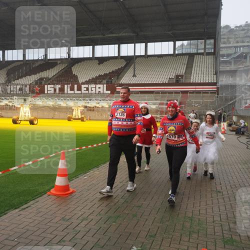 07.12.2025 - St. Pauli X-Mass-Run No. 15 Fabian Wolf http://msf.ph/oto/9392243 07.12.2025 10:09:05 Ziel 19, 786, 1461, 1465, 1570, 1575, 1576, 2126, 3300, 3484, 3891, 3904, 3907, 4066, 4067, 4068, 4113, 4666 meine-sportfotos.de
