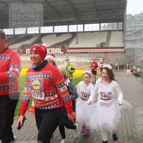 07.12.2025 - St. Pauli X-Mass-Run No. 15 Fabian Wolf http://msf.ph/oto/9392252 07.12.2025 10:09:07 Ziel 19, 786, 1461, 1465, 1570, 1575, 1576, 2126, 3300, 3484, 3891, 4066, 4067, 4068, 4113, 4666 meine-sportfotos.de