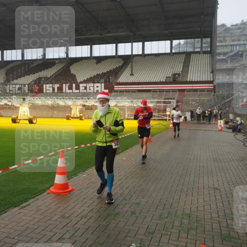 07.12.2025 - St. Pauli X-Mass-Run No. 15 Fabian Wolf http://msf.ph/oto/9392256 07.12.2025 10:09:09 Ziel 19, 1461, 1465, 1570, 1575, 1576, 2126, 3300, 3891, 4066, 4067, 4068, 4113, 4666 meine-sportfotos.de