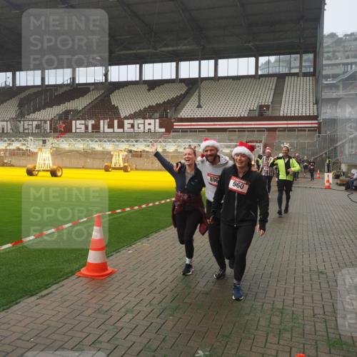 07.12.2025 - St. Pauli X-Mass-Run No. 15 Fabian Wolf http://msf.ph/oto/9392280 07.12.2025 10:09:20 Ziel 881, 896, 899, 960, 1718, 3493, 3756, 4113, 4666 meine-sportfotos.de