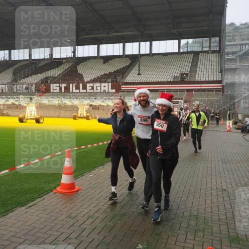 07.12.2025 - St. Pauli X-Mass-Run No. 15 Fabian Wolf http://msf.ph/oto/9392281 07.12.2025 10:09:20 Ziel 881, 896, 899, 960, 1718, 3493, 3756, 4113, 4666 meine-sportfotos.de