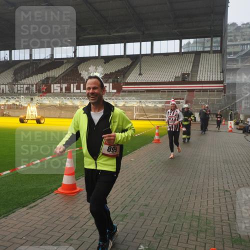 07.12.2025 - St. Pauli X-Mass-Run No. 15 Fabian Wolf http://msf.ph/oto/9392288 07.12.2025 10:09:23 Ziel 881, 896, 899, 960, 1243, 1248, 1718, 3493, 3756, 4666 meine-sportfotos.de