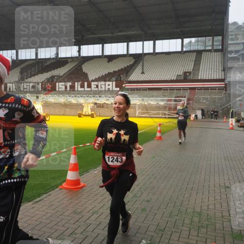 07.12.2025 - St. Pauli X-Mass-Run No. 15 Fabian Wolf http://msf.ph/oto/9392314 07.12.2025 10:09:31 Ziel 800, 881, 896, 899, 960, 1243, 1248, 1718, 3493, 3756 meine-sportfotos.de