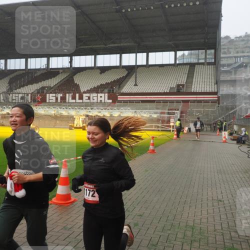 07.12.2025 - St. Pauli X-Mass-Run No. 15 Fabian Wolf http://msf.ph/oto/9392330 07.12.2025 10:09:43 Ziel 800, 1026, 1172, 1191 meine-sportfotos.de