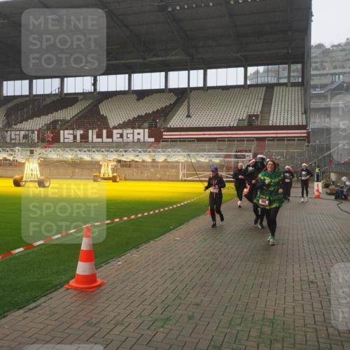 07.12.2025 - St. Pauli X-Mass-Run No. 15 Fabian Wolf http://msf.ph/oto/9392342 07.12.2025 10:09:57 Ziel 989, 1026, 1256, 1257, 1678, 2502, 2504, 2560, 3245, 3246, 3410, 3411 meine-sportfotos.de