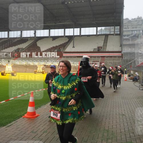 07.12.2025 - St. Pauli X-Mass-Run No. 15 Fabian Wolf http://msf.ph/oto/9392352 07.12.2025 10:09:59 Ziel 989, 1026, 1256, 1257, 1678, 2502, 2504, 2560, 3245, 3246, 3410, 3411 meine-sportfotos.de