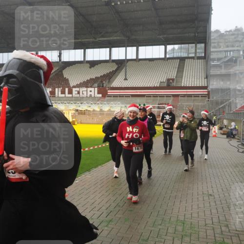07.12.2025 - St. Pauli X-Mass-Run No. 15 Fabian Wolf http://msf.ph/oto/9392359 07.12.2025 10:10:00 Ziel 989, 1026, 1256, 1257, 1678, 1732, 2502, 2504, 2560, 3245, 3246, 3410, 3411 meine-sportfotos.de