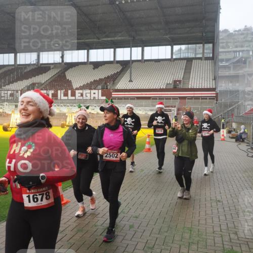 07.12.2025 - St. Pauli X-Mass-Run No. 15 Fabian Wolf http://msf.ph/oto/9392361 07.12.2025 10:10:01 Ziel 989, 1026, 1256, 1257, 1678, 1732, 2502, 2504, 2560, 3245, 3246, 3410, 3411 meine-sportfotos.de