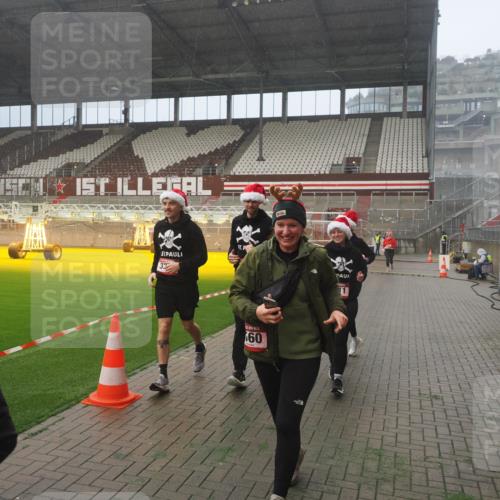 07.12.2025 - St. Pauli X-Mass-Run No. 15 Fabian Wolf http://msf.ph/oto/9392367 07.12.2025 10:10:03 Ziel 989, 1256, 1257, 1678, 1732, 2502, 2504, 2560, 3245, 3246, 3410, 3411 meine-sportfotos.de