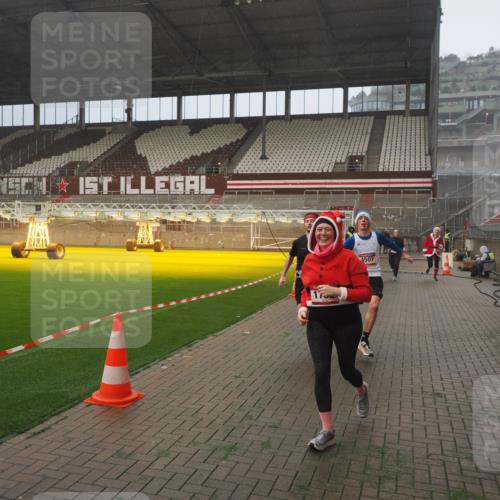 07.12.2025 - St. Pauli X-Mass-Run No. 15 Fabian Wolf http://msf.ph/oto/9392387 07.12.2025 10:10:11 Ziel 962, 1399, 1732, 2502, 2504, 2560, 3245, 3246, 3410, 3411, 4358, 4507 meine-sportfotos.de