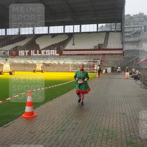07.12.2025 - St. Pauli X-Mass-Run No. 15 Fabian Wolf http://msf.ph/oto/9392429 07.12.2025 10:10:35 Ziel 550, 964, 1571, 2083, 2087 meine-sportfotos.de