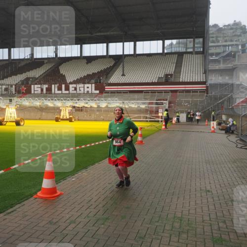07.12.2025 - St. Pauli X-Mass-Run No. 15 Fabian Wolf http://msf.ph/oto/9392431 07.12.2025 10:10:35 Ziel 550, 964, 1571, 2083, 2087 meine-sportfotos.de
