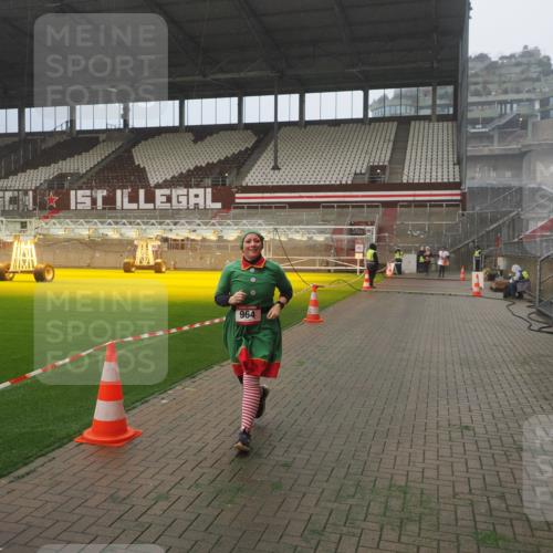07.12.2025 - St. Pauli X-Mass-Run No. 15 Fabian Wolf http://msf.ph/oto/9392432 07.12.2025 10:10:35 Ziel 550, 964, 1571, 2083, 2087 meine-sportfotos.de