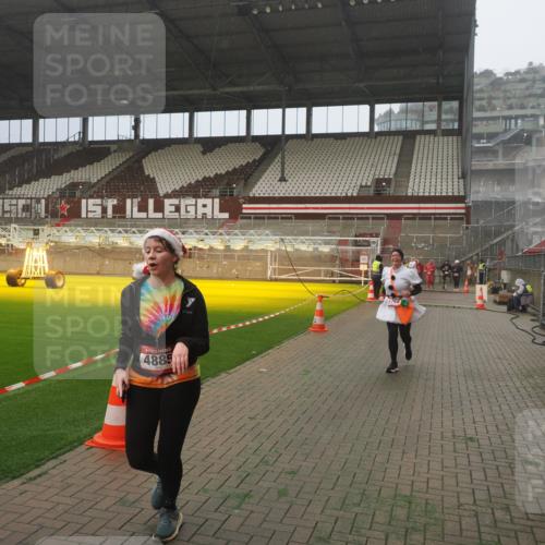 07.12.2025 - St. Pauli X-Mass-Run No. 15 Fabian Wolf http://msf.ph/oto/9392447 07.12.2025 10:10:46 Ziel 964, 1768, 4885 meine-sportfotos.de
