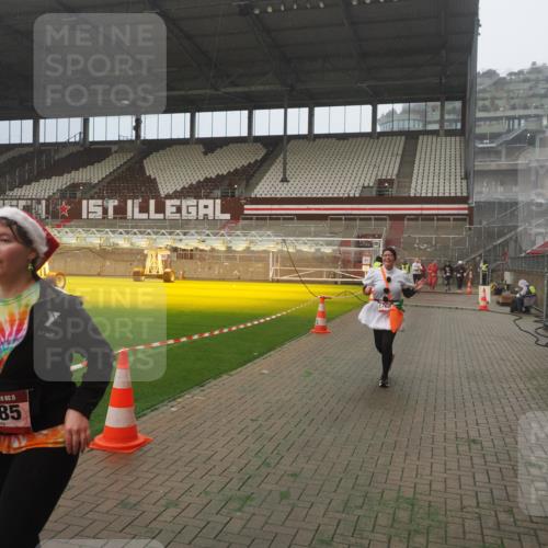 07.12.2025 - St. Pauli X-Mass-Run No. 15 Fabian Wolf http://msf.ph/oto/9392449 07.12.2025 10:10:47 Ziel 964, 1768, 4885 meine-sportfotos.de
