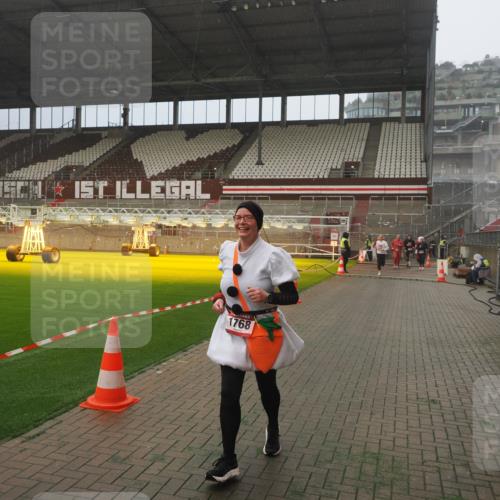 07.12.2025 - St. Pauli X-Mass-Run No. 15 Fabian Wolf http://msf.ph/oto/9392458 07.12.2025 10:10:49 Ziel 979, 1426, 1768, 2530, 4885 meine-sportfotos.de