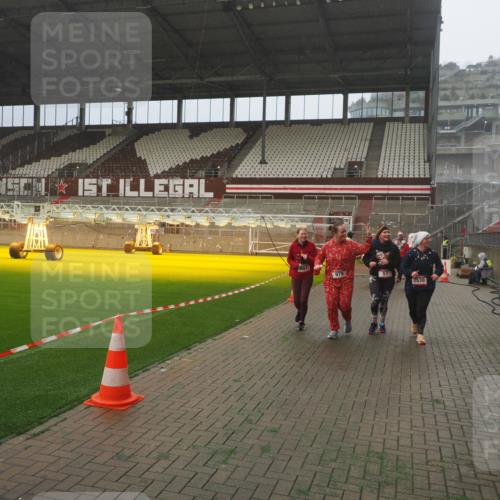 07.12.2025 - St. Pauli X-Mass-Run No. 15 Fabian Wolf http://msf.ph/oto/9392480 07.12.2025 10:10:58 Ziel 57, 979, 983, 1148, 1149, 1150, 1426, 1768, 1929, 1935, 2530, 4885 meine-sportfotos.de