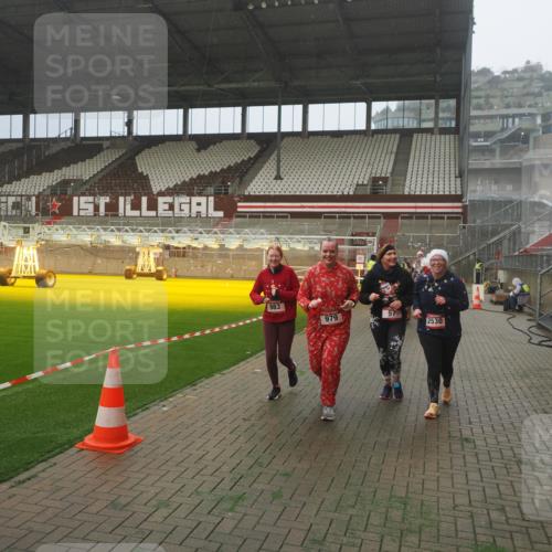 07.12.2025 - St. Pauli X-Mass-Run No. 15 Fabian Wolf http://msf.ph/oto/9392484 07.12.2025 10:10:59 Ziel 57, 979, 983, 1148, 1149, 1150, 1426, 1768, 1929, 1935, 2530 meine-sportfotos.de