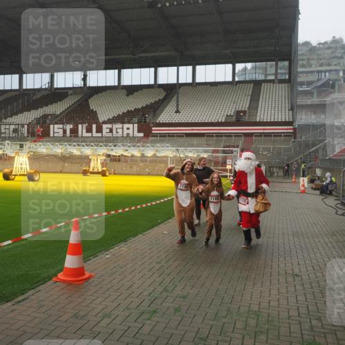 07.12.2025 - St. Pauli X-Mass-Run No. 15 Fabian Wolf http://msf.ph/oto/9392501 07.12.2025 10:11:03 Ziel 57, 979, 983, 1148, 1149, 1150, 1426, 1929, 1935, 2530 meine-sportfotos.de