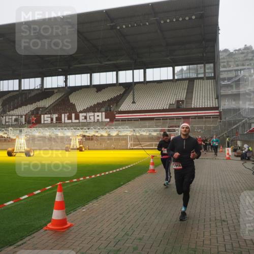 07.12.2025 - St. Pauli X-Mass-Run No. 15 Fabian Wolf http://msf.ph/oto/9392524 07.12.2025 10:11:16 Ziel 1969, 3354, 3815, 4499, 4525 meine-sportfotos.de