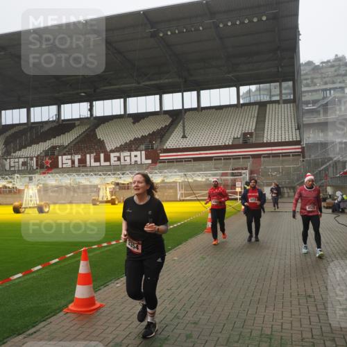 07.12.2025 - St. Pauli X-Mass-Run No. 15 Fabian Wolf http://msf.ph/oto/9392542 07.12.2025 10:11:24 Ziel 1969, 3354, 3815, 4499, 4525, 4659, 4661, 4662 meine-sportfotos.de