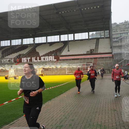 07.12.2025 - St. Pauli X-Mass-Run No. 15 Fabian Wolf http://msf.ph/oto/9392544 07.12.2025 10:11:25 Ziel 1969, 3354, 3815, 4499, 4525, 4659, 4661, 4662 meine-sportfotos.de