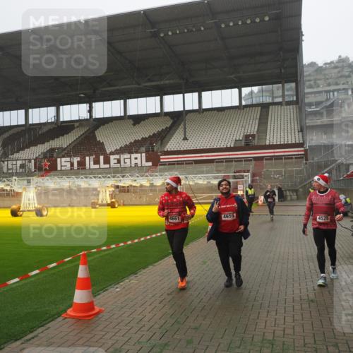 07.12.2025 - St. Pauli X-Mass-Run No. 15 Fabian Wolf http://msf.ph/oto/9392546 07.12.2025 10:11:26 Ziel 1969, 3354, 3815, 4499, 4525, 4659, 4661, 4662 meine-sportfotos.de