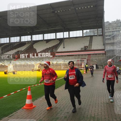 07.12.2025 - St. Pauli X-Mass-Run No. 15 Fabian Wolf http://msf.ph/oto/9392549 07.12.2025 10:11:26 Ziel 1969, 3354, 3815, 4499, 4525, 4659, 4661, 4662 meine-sportfotos.de