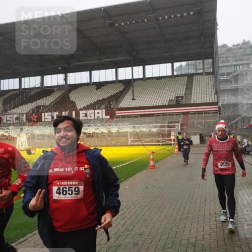 07.12.2025 - St. Pauli X-Mass-Run No. 15 Fabian Wolf http://msf.ph/oto/9392554 07.12.2025 10:11:27 Ziel 1969, 3354, 3815, 4499, 4525, 4659, 4661, 4662 meine-sportfotos.de