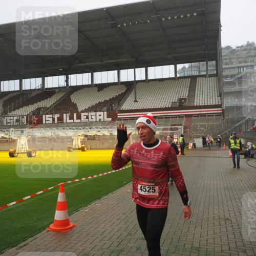 07.12.2025 - St. Pauli X-Mass-Run No. 15 Fabian Wolf http://msf.ph/oto/9392558 07.12.2025 10:11:30 Ziel 1969, 3354, 4499, 4525, 4659, 4661, 4662 meine-sportfotos.de