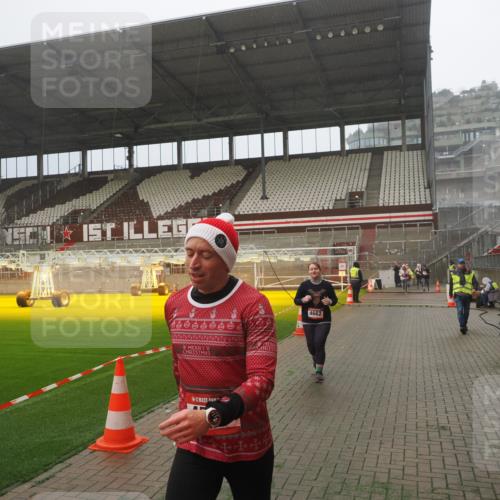 07.12.2025 - St. Pauli X-Mass-Run No. 15 Fabian Wolf http://msf.ph/oto/9392561 07.12.2025 10:11:30 Ziel 1969, 3354, 4499, 4525, 4659, 4661, 4662 meine-sportfotos.de