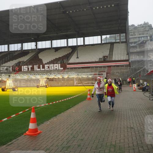 07.12.2025 - St. Pauli X-Mass-Run No. 15 Fabian Wolf http://msf.ph/oto/9392577 07.12.2025 10:11:37 Ziel 670, 2909, 3085, 3909, 4659, 4661, 4662 meine-sportfotos.de
