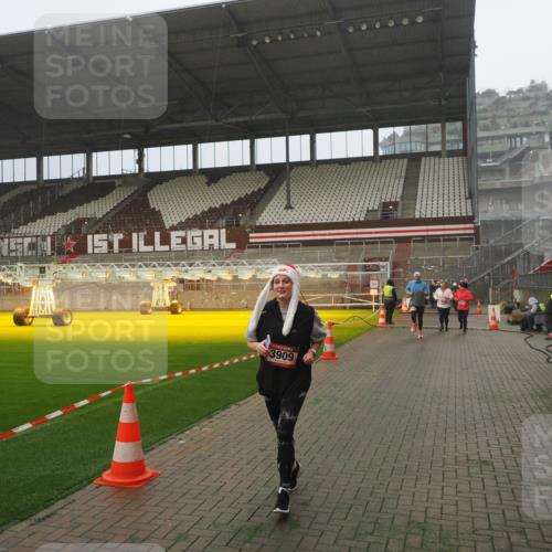 07.12.2025 - St. Pauli X-Mass-Run No. 15 Fabian Wolf http://msf.ph/oto/9392600 07.12.2025 10:11:46 Ziel 670, 2906, 2909, 3085, 3761, 3767, 3909 meine-sportfotos.de