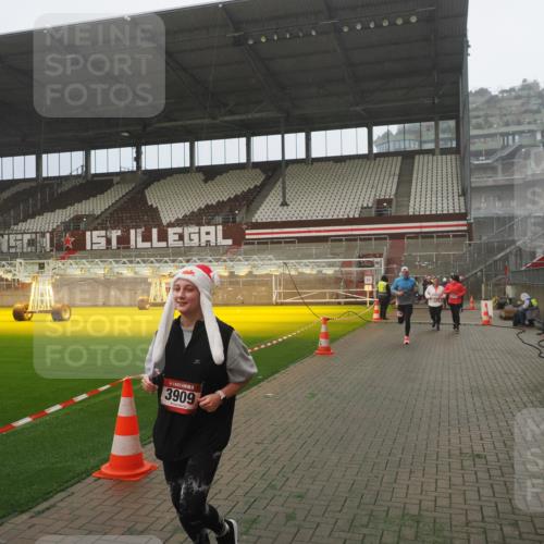 07.12.2025 - St. Pauli X-Mass-Run No. 15 Fabian Wolf http://msf.ph/oto/9392603 07.12.2025 10:11:46 Ziel 670, 2906, 2909, 3085, 3761, 3767, 3909 meine-sportfotos.de